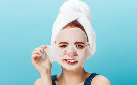 Zimska hidratacija lica maskama za lice u maramici